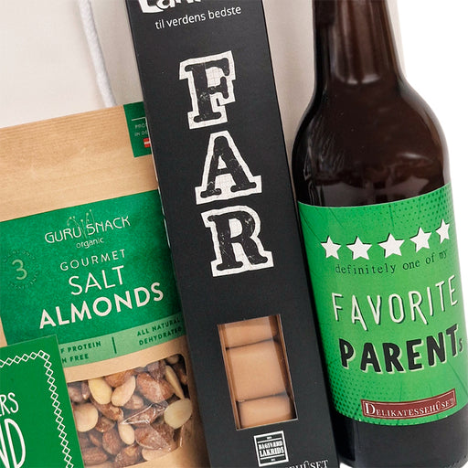 Gavepose til fars dag med en dansk specialøl med en sjov etiket, en gaveæske med lakrids fra Bagsværd Lakrids og saltede mandler