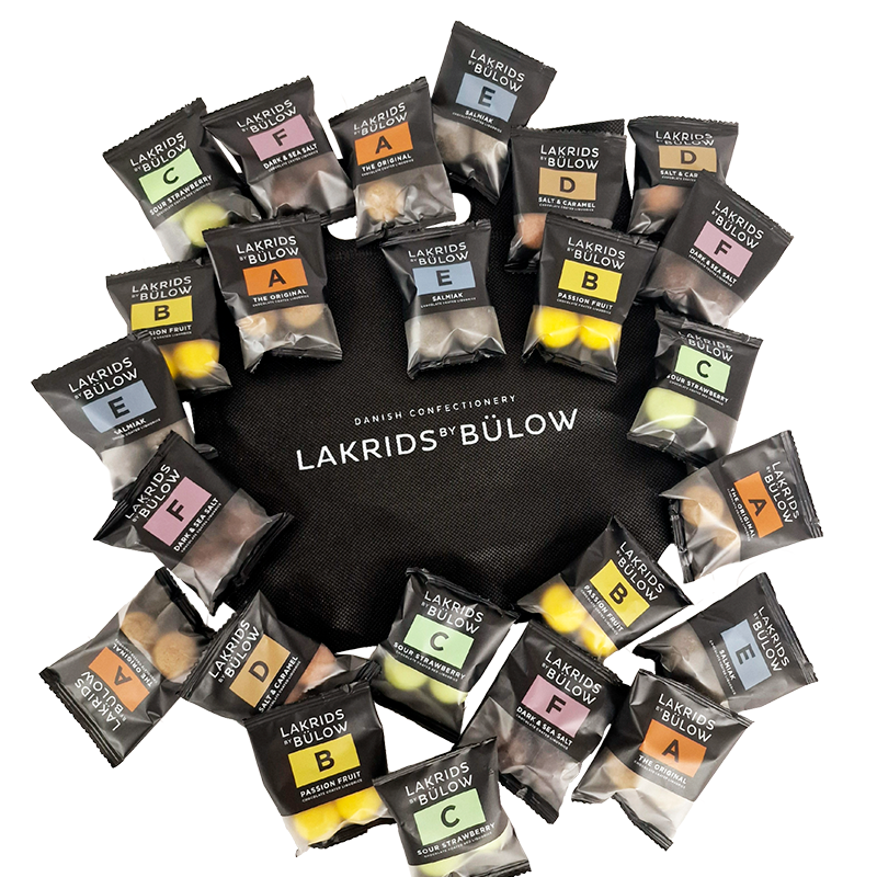 Gavepose med et udvalg af Lakrids by Bülow flowpacks i forskellige smagsvarianter til deling.