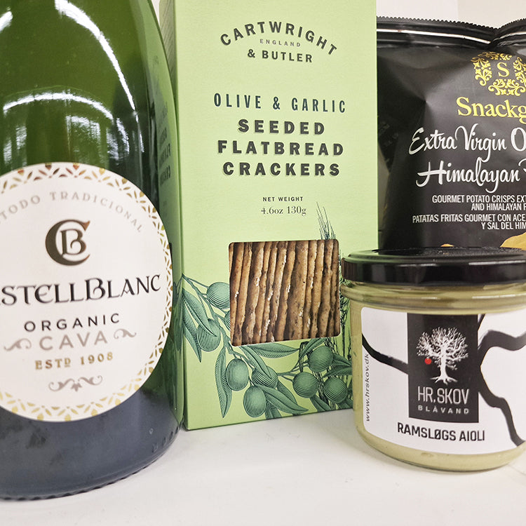 Tæt på firmagave med Cava, fladbrød, aioli og snacks fra Delikatessehuset.