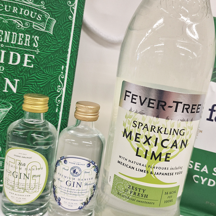 Gavepose med gin og tonic. En fin lille gavepose med indhold til to Gin & Tonics, chips og en lille bog med viden om- og opskrifter på G&T.