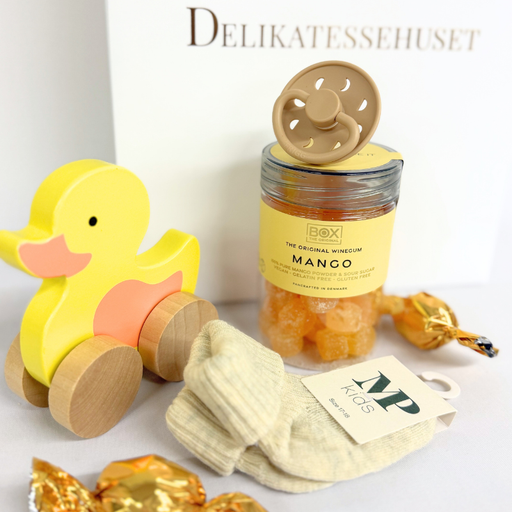 Fin babyshower gavepose med bløde strømper, sut med suttepose, motorisk stimulerende træand, søde vingummier og chokoladekugler.