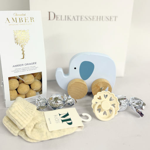 Babyshowergave med MP Danmark strømper, FRIGG sut og trælegetøj