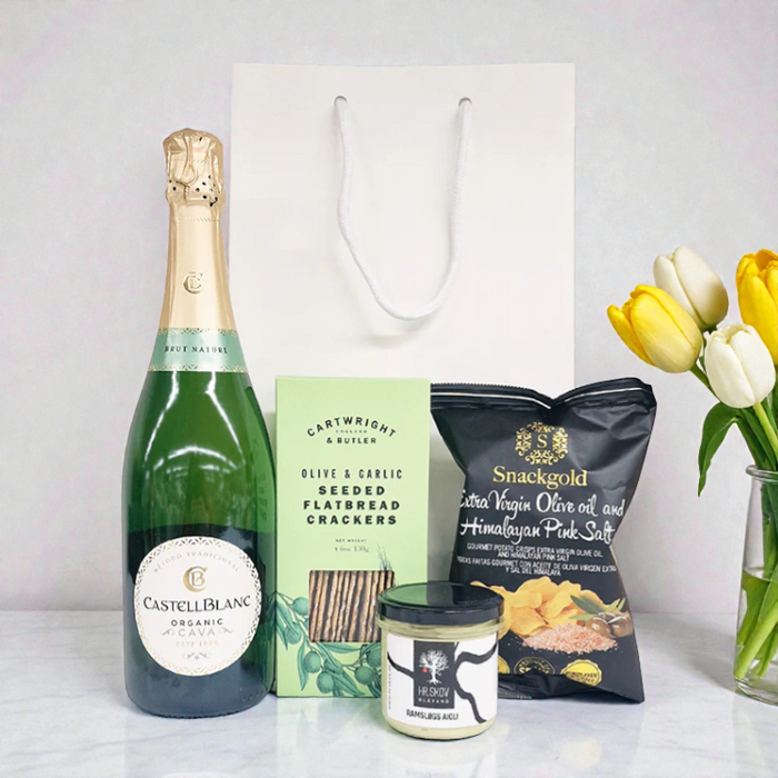 Gavepose med cava, chips, knækbrød og lækker aioli. Påskegave med salte specialiteter.