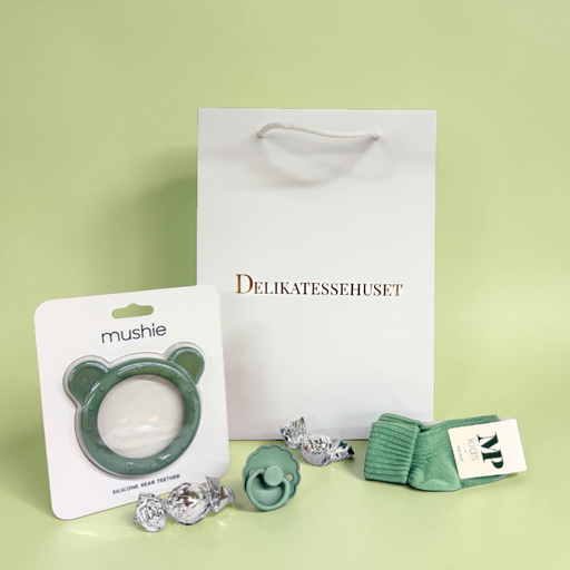 Sød grøn gavepose til barsel eller babyshower med babystrømper fra MP Danmark, FRIGG sut str. 1, Mushie bidering og chokoladekugler