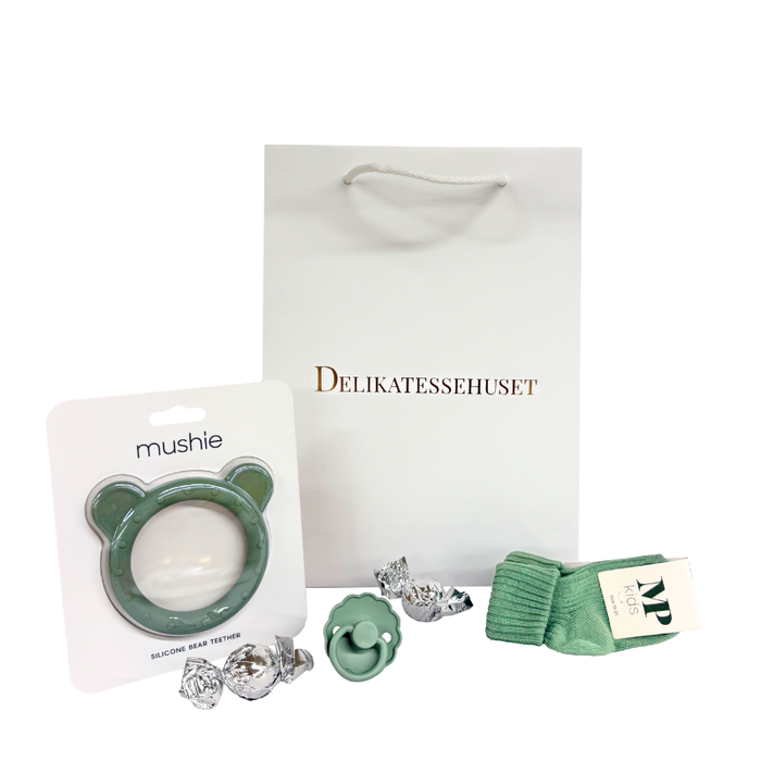 Baby gavepose i grøn med MP Danmark strømper, FRIGG sut i suttepose, Mushie bidering med sansestimulerende detaljer og chokoladekugler