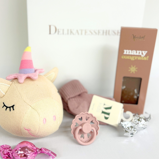 Gavepose til baby og forældre med nøje udvalgte produkter, ideel til babyshower eller første besøg hos den lille pige.
