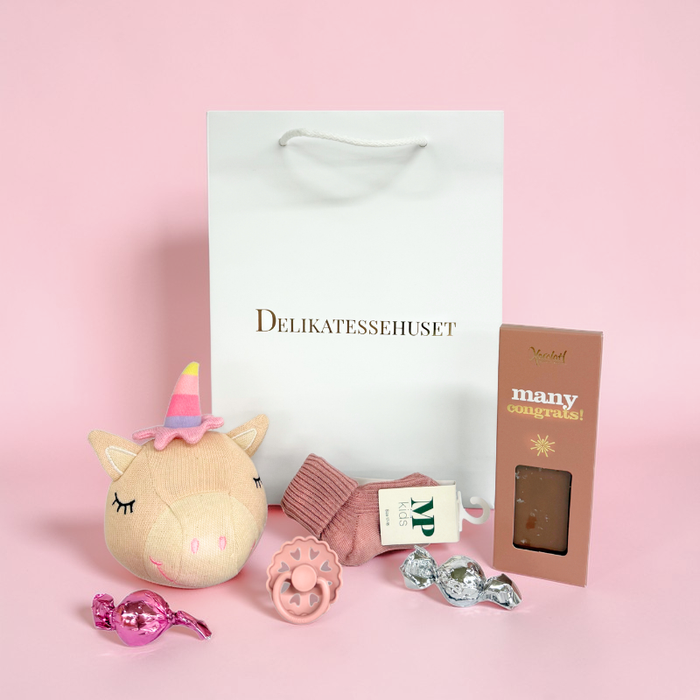Barselsgavepose med udvalgte produkter til nyfødt babypige, perfekt som kærlig overraskelse til nybagte forældre.
