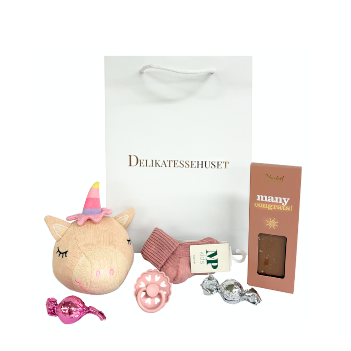 Fin og gennemtænkt gavepose til nyfødt babypige, en kærlig tanke til nybagte forældre ved barsel eller babyshower.