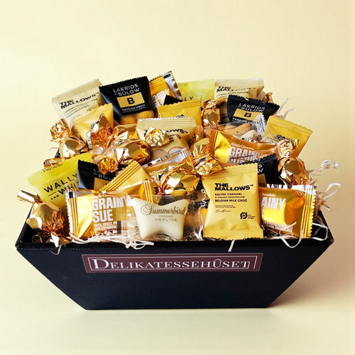 Gavekurv, sommerkurv med lækkerier fra de bedste danske brands. Summerbird, Lakrids by Bülow, The Mallows, Wally & Whiz, Simply Chocolate
