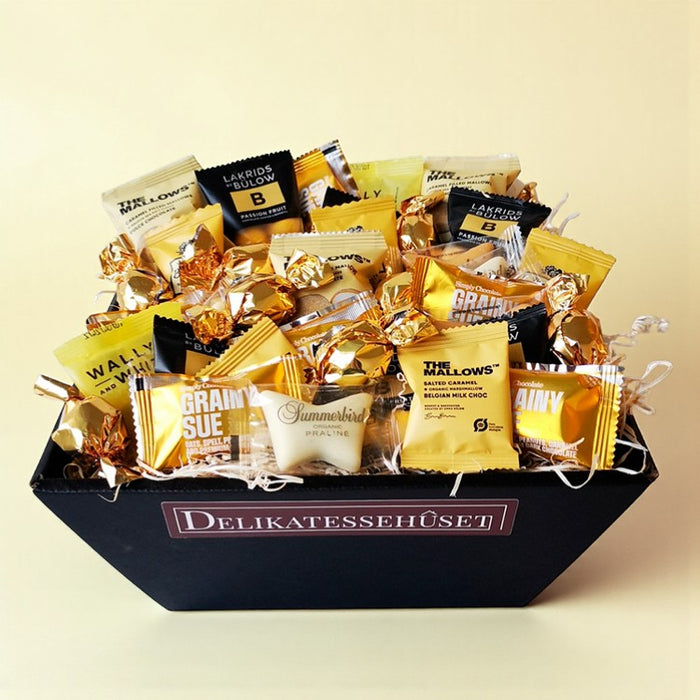 Gavekurv, sommerkurv med lækkerier fra de bedste danske brands. Summerbird, Lakrids by Bülow, The Mallows, Wally & Whiz, Simply Chocolate