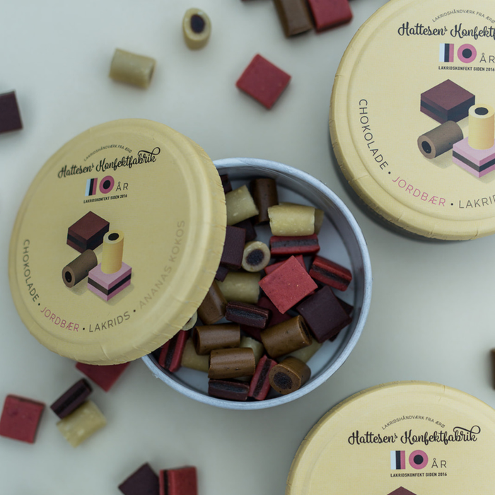 Jubilæumsæske med lakridskonfekt fra Hattesen