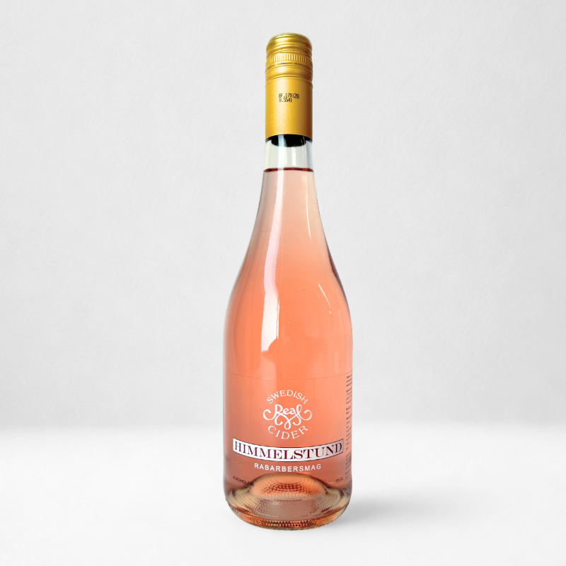Frisk rabarbercider med fine bobler og en balanceret smag af sødme og syre i en 75 cl flaske