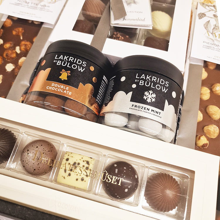 Luksus julekurv med Summerbird chokolade og Lakrids by Bülow til den perfekte julegave.
