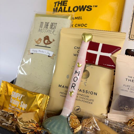 Mors dag gave med håndlavet keramikflag og søde sager