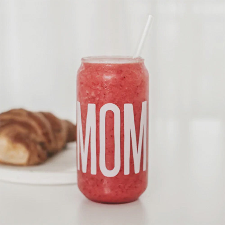 Gaveidé til Mors Dag: Glas med teksten MOM fyldt med lyserød smoothie og en croissant.