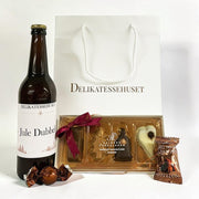 Julegavepose med lækkerier, heriblandt dansk juleøl, marcipanstykker m.m.