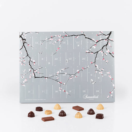 Summerbird julekalender i elegant sølvdesign med 24 låger fyldt med økologiske luksuschokolader i 12 forskellige varianter.