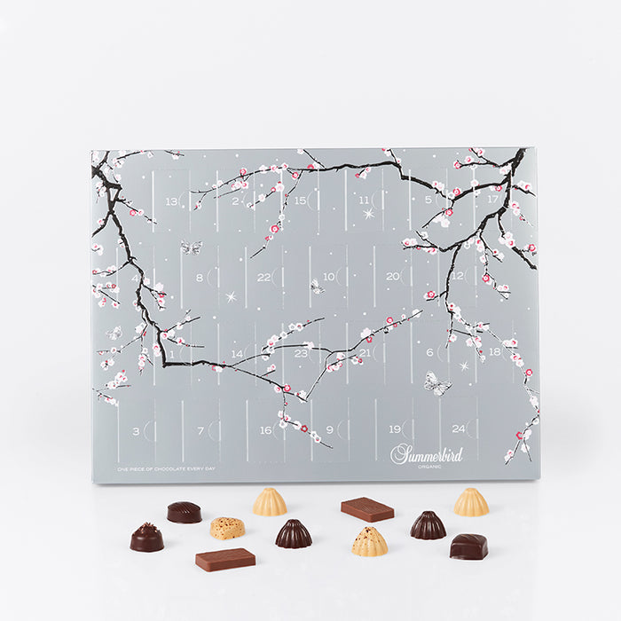 Summerbird julekalender i elegant sølvdesign med 24 låger fyldt med økologiske luksuschokolader i 12 forskellige varianter.