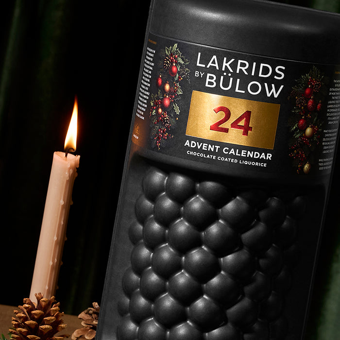 Lakrids by Bülow familiejulekalender med 24 låger, fyldt med gourmetlakrids til 4 personer.	