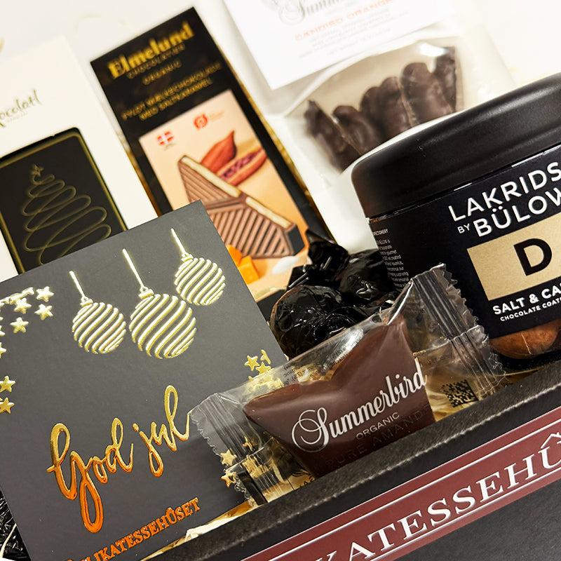 Smuk julekurv med danske lækkerier i form af chokolade og lakrids