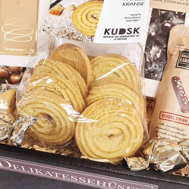 Lækker julekurv uden alkohol med vaniljekranse fra Kudsk og eksklusive delikatesser fra Delikatessehuset.