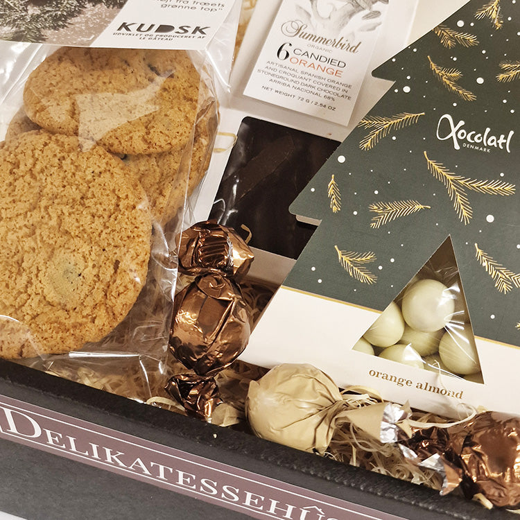 Tæt på julekurv med småkager, Summerbird orangestænger og hvid chokolade fra Xocolatl i flot gavekurv.