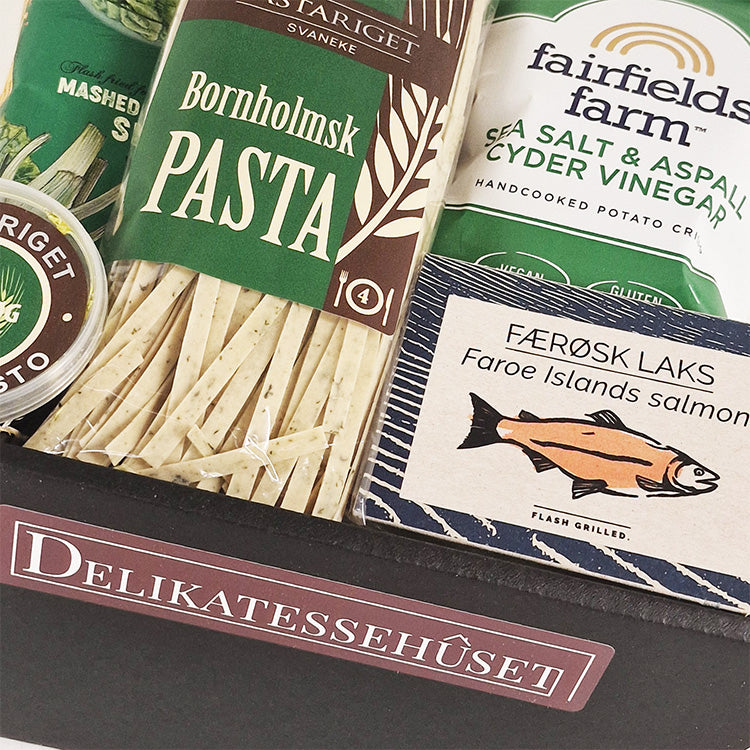 Tæt på grøn gavekurv med bornholmsk pasta, færøsk laks og chips fra Delikatessehuset.