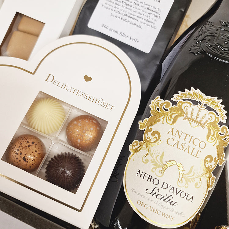Send en smagfuld gavekurv - gave med en flaske italiensk rødvin, en pose af vores gode Java Mocca, fyldte chokolade og skønne lakridser.