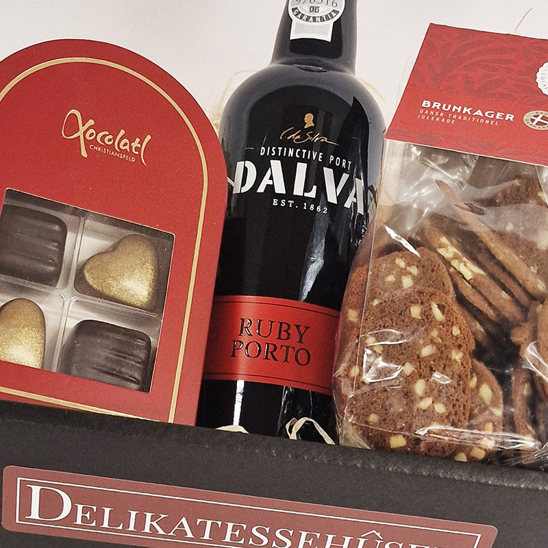 Lille gavekurv med portvin, småkager og chokolade