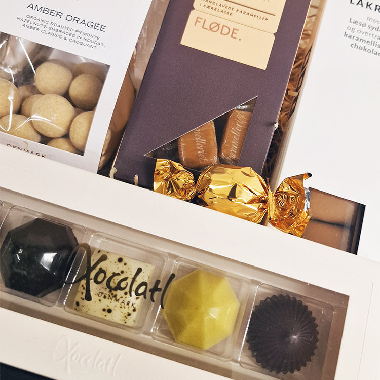 Sød gavekurv med dansk chokolade, karameller, nødder, lakrids og chokoladekugler – perfekt til en betænksom gestus