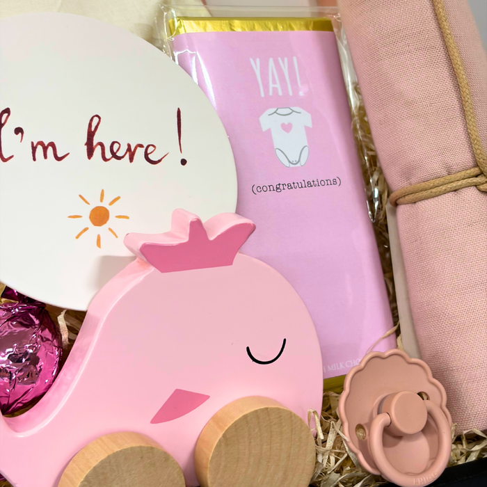 Velkommen til verden gavekurv med babylegetøj, sut, stofble og chokolade – perfekt barselsgave til pige