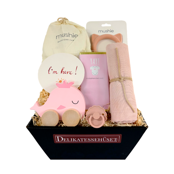 Velkommen til verden gavekurv med babylegetøj, sut, stofble og chokolade – perfekt barselsgave til pige