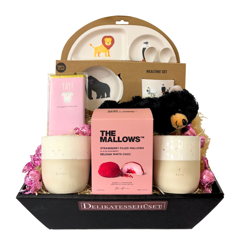 Lyserød baby gavekurv til babyshower eller barsel med søde delikatesser og gave til Mama & Papa