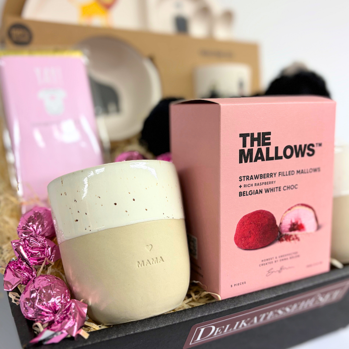 Gavekurv til baby pige med spisesæt, krammebamse, belgisk chokolade og keramikkrus til forældre