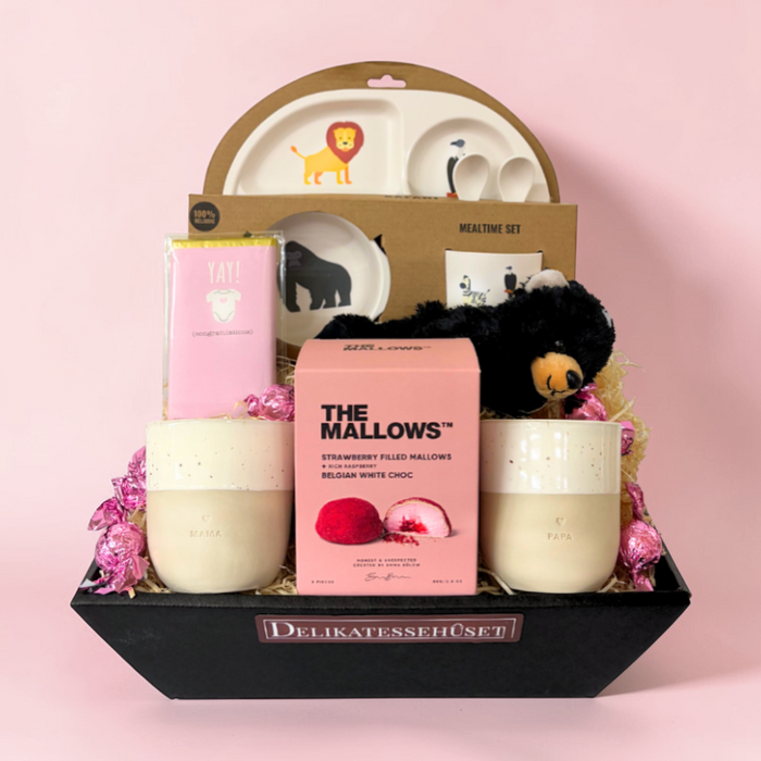 Lyserød barselsgave med Mama & Papa krus, bamse og chokolade – perfekt gavekurv til pige