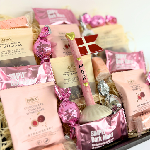 Fin mors dags gavekurv fyldt med lækre mundbidder og dekorativt keramikflag med Mor