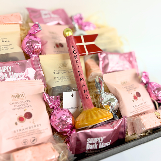 Elegant lyserød gavekurv til konfirmation med keramikflag og et udvalg af søde delikatesser