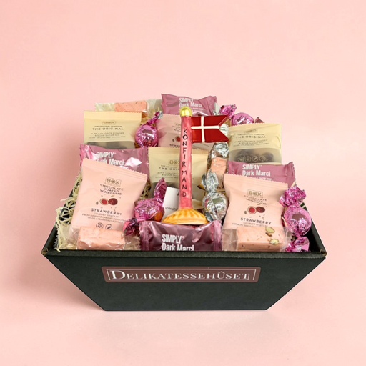 Flot lyserød gavekurv til konfirmand med dekorativt keramikflag og lækre søde sager