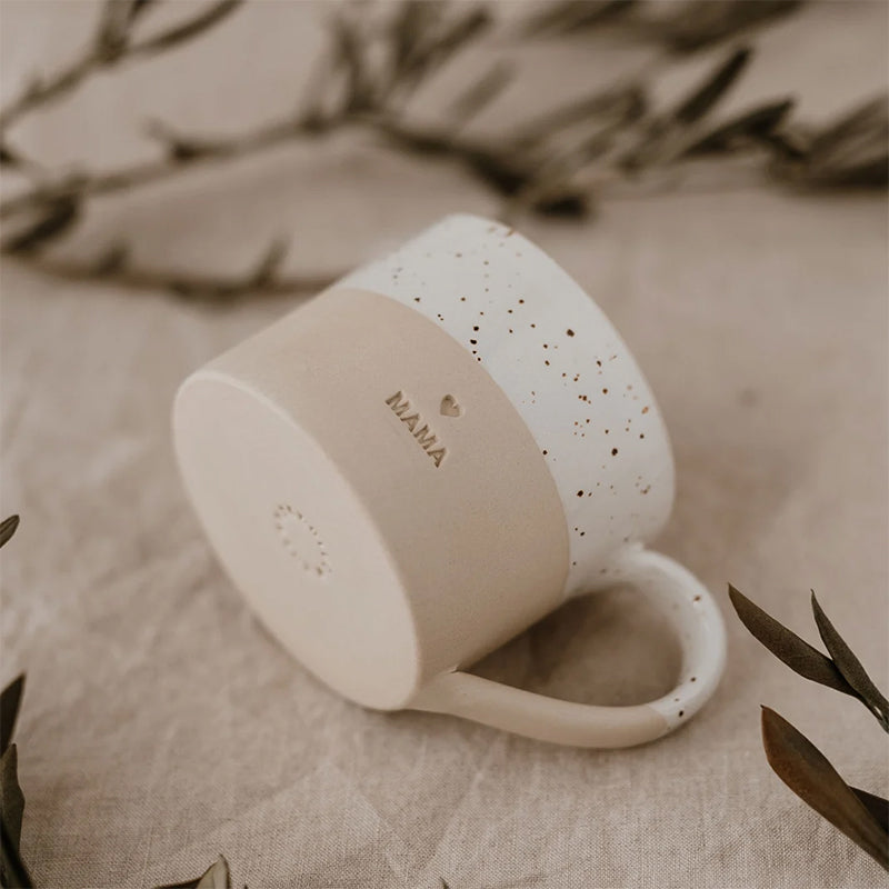 Kaffekrus med MAMA og hank 250 ml set fra en anden vinkel