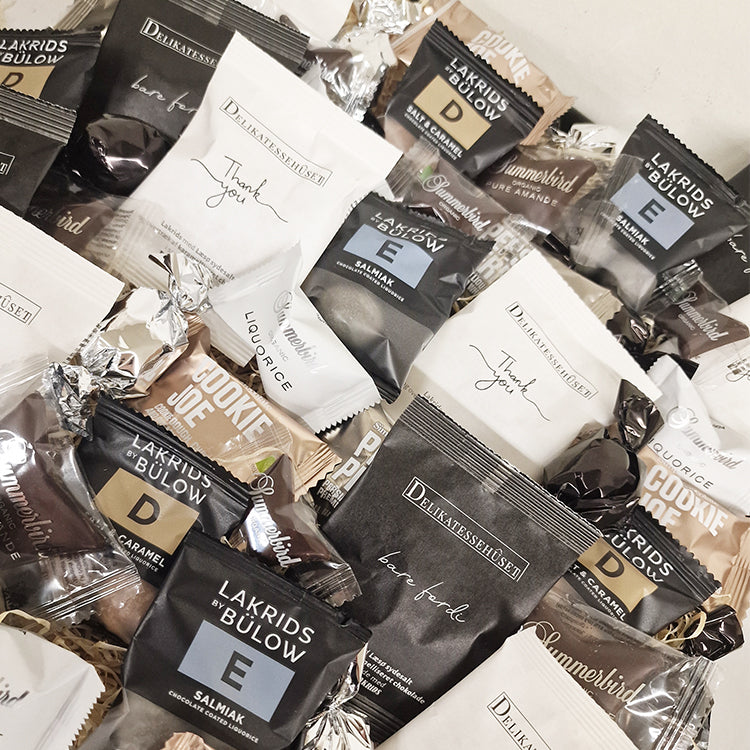 Nærbillede af gavekurv med lakrids fra Bagsværd Lakrids, Lakrids by Bülow og Delikatessehuset flowpacks.