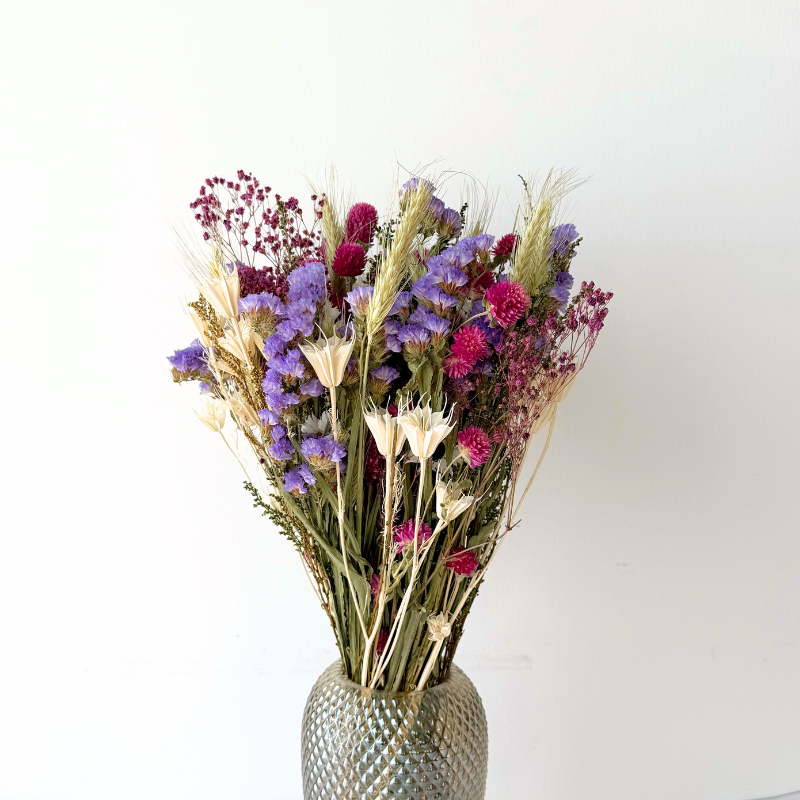Evighedsbuket med tørrede blomster i lyserød, lilla, hvid og grøn, fyldig og farverig til langvarig dekoration.