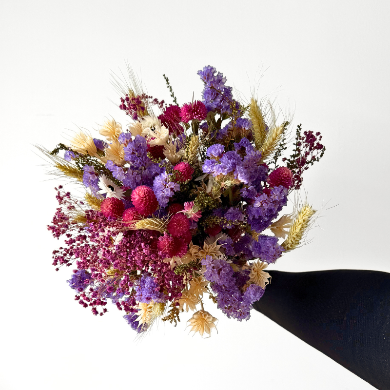Smuk farverig evighedsbuket med lyserøde, lilla, hvide og grønne blomster, arrangeret elegant til bord eller vindueskarm.