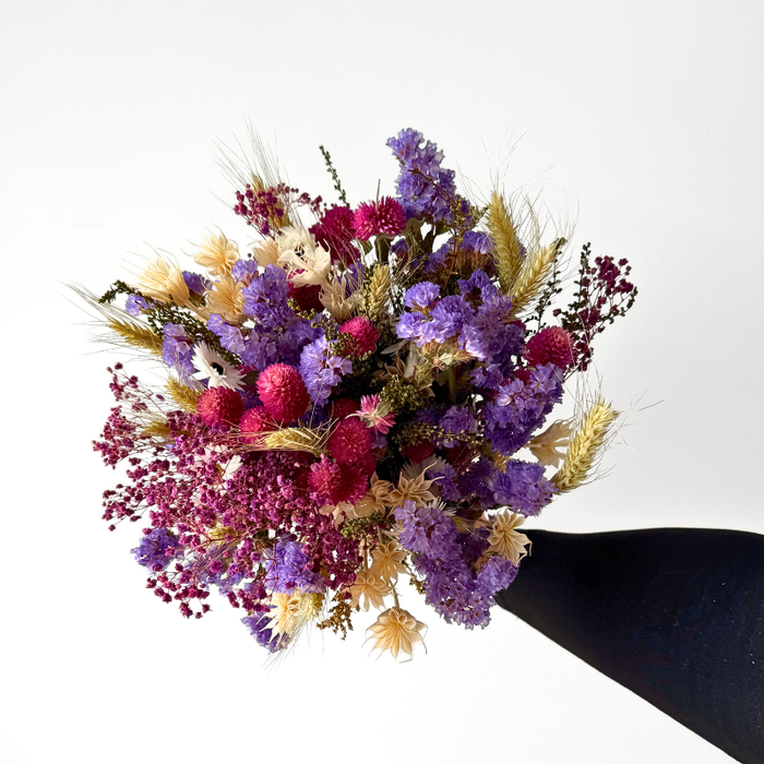 Smuk farverig evighedsbuket med lyserøde, lilla, hvide og grønne blomster, arrangeret elegant til bord eller vindueskarm.