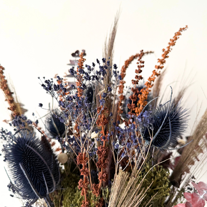 Frodig evighedsbuket i vinterlige, naturlige farver, ideel til bord, vindueskarm eller som gave.