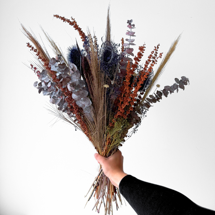 Dekorativ vinterbukket med neutrale farver, håndbundet af tørrede og præserverede blomster, der holder sig smukke længe