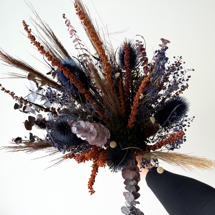 Smuk buket af evighedsblomster i hvide, beige og brune toner, perfekt til vinterens hjemlige hygge.