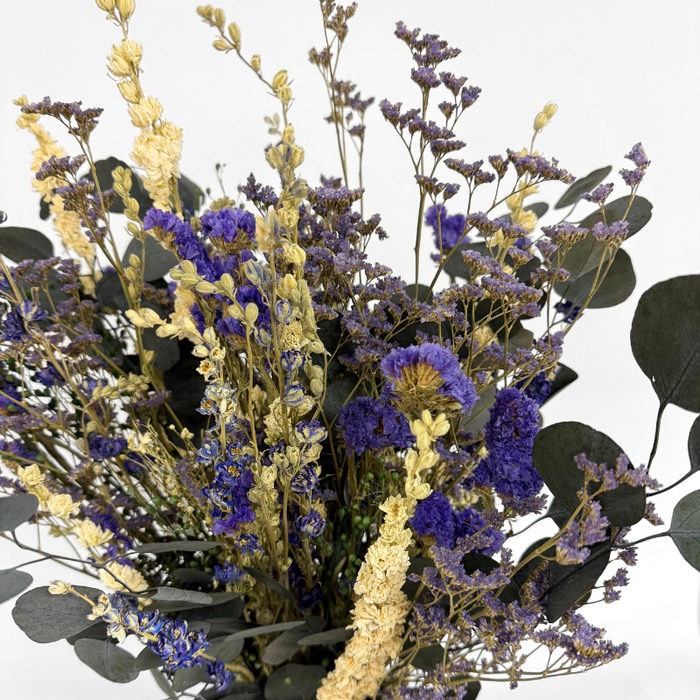 Miss Nora – blå evighedsbuket i et let og moderne udtryk