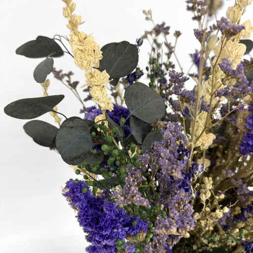 Håndbundet evighedsbuket Miss Nora i blå og kølige florale toner