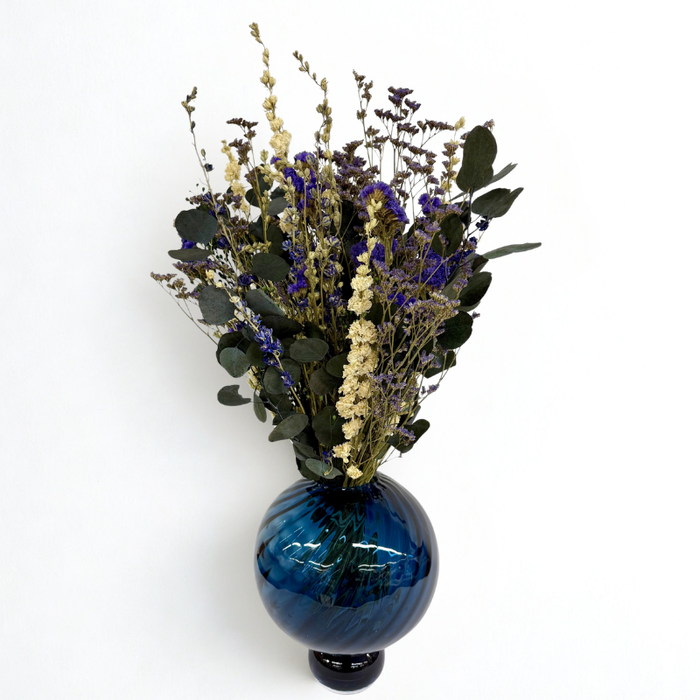 Blå evighedsbuket Miss Nora i elegante og friske nuancer