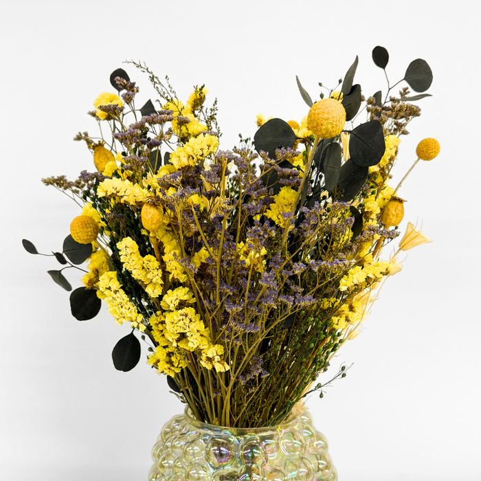 Miss Solvej buket i vase, gule og lilla toner, naturlig og harmonisk dekoration til hjemmet